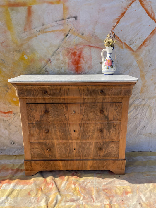 Commode en bois de noyer avec plateau en marbre avec 4 tiroirs vintage et rénovée style bohème chic