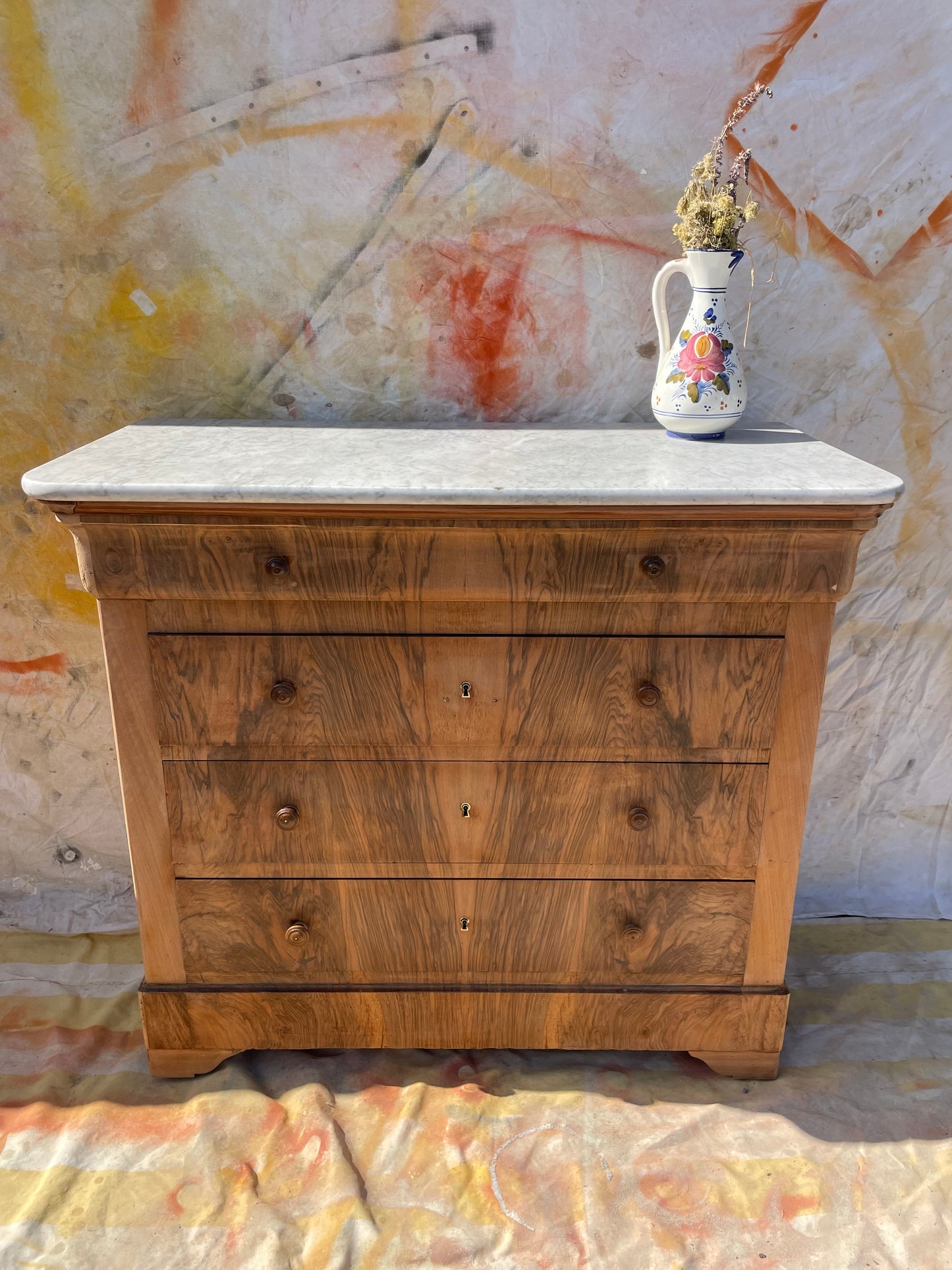 Commode en bois de noyer avec plateau en marbre avec 4 tiroirs vintage et rénovée style bohème chic