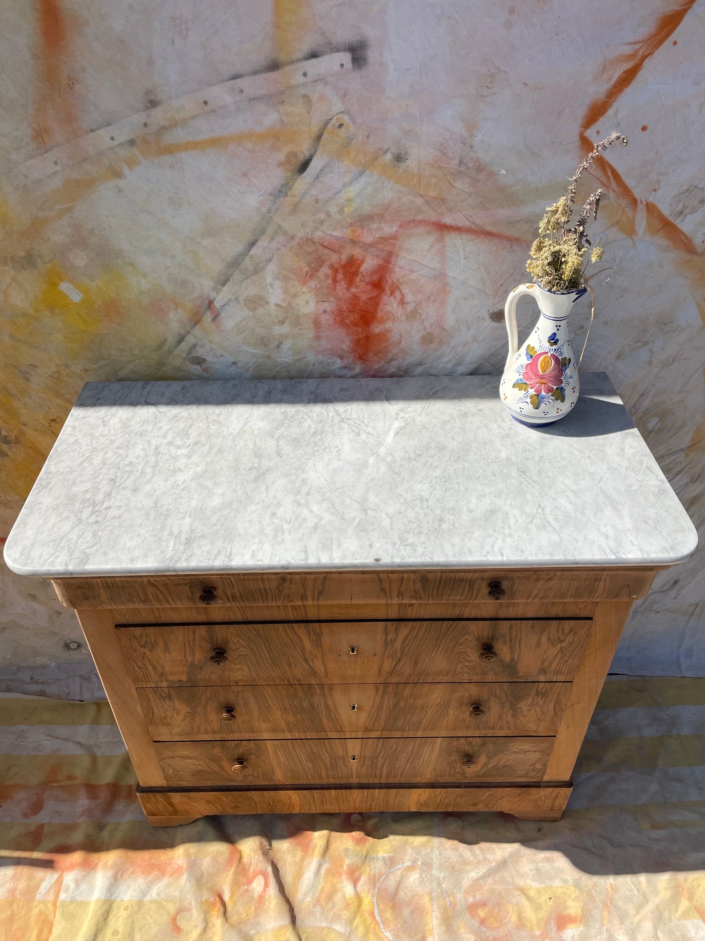 vue du dessus de la commode en bois de noyer avec plateau en marbre avec 4 tiroirs vintage et rénovée style bohème chic