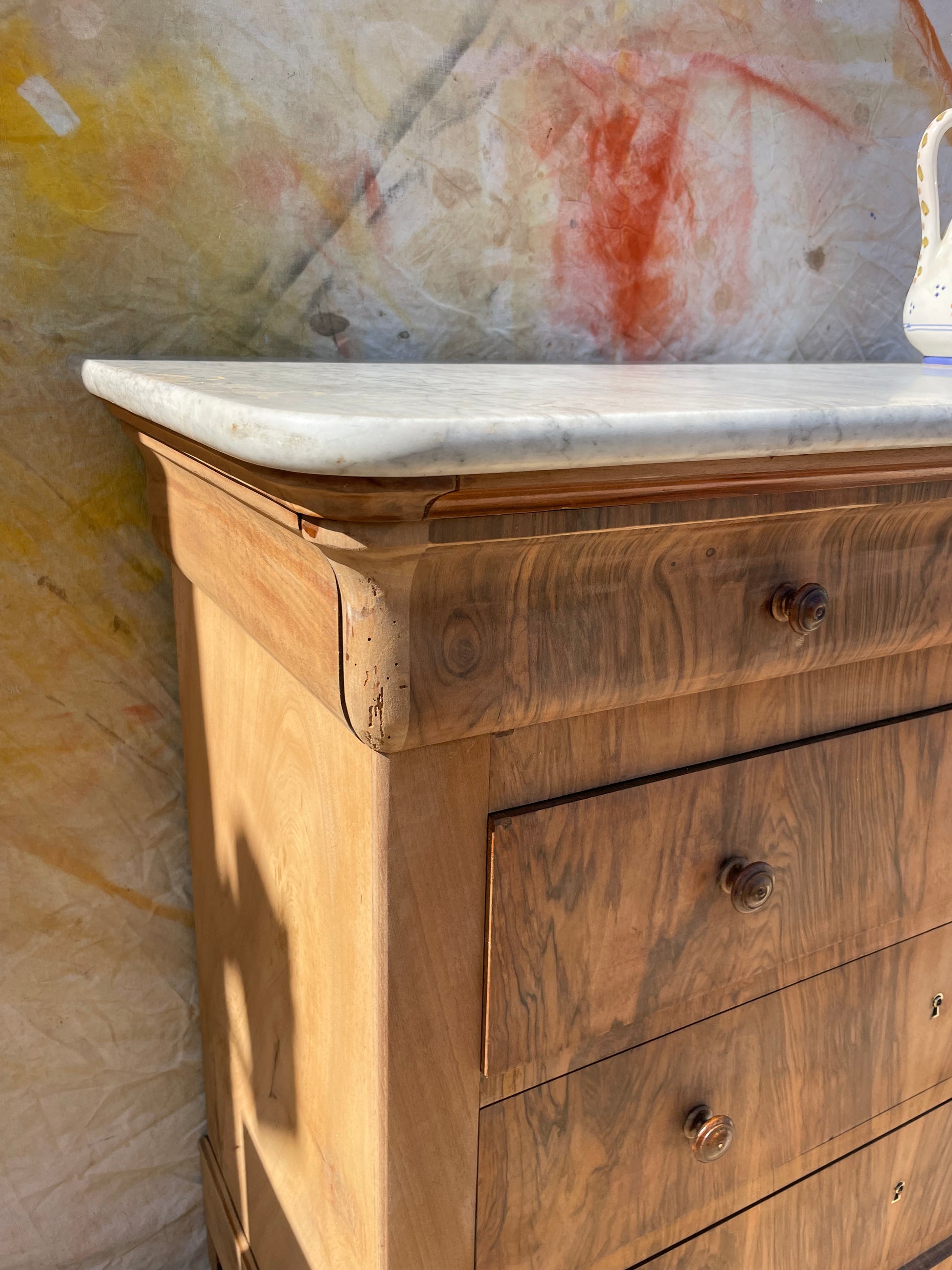 Commode en bois de noyer avec plateau en marbre avec 4 tiroirs vintage et rénovée style bohème chic