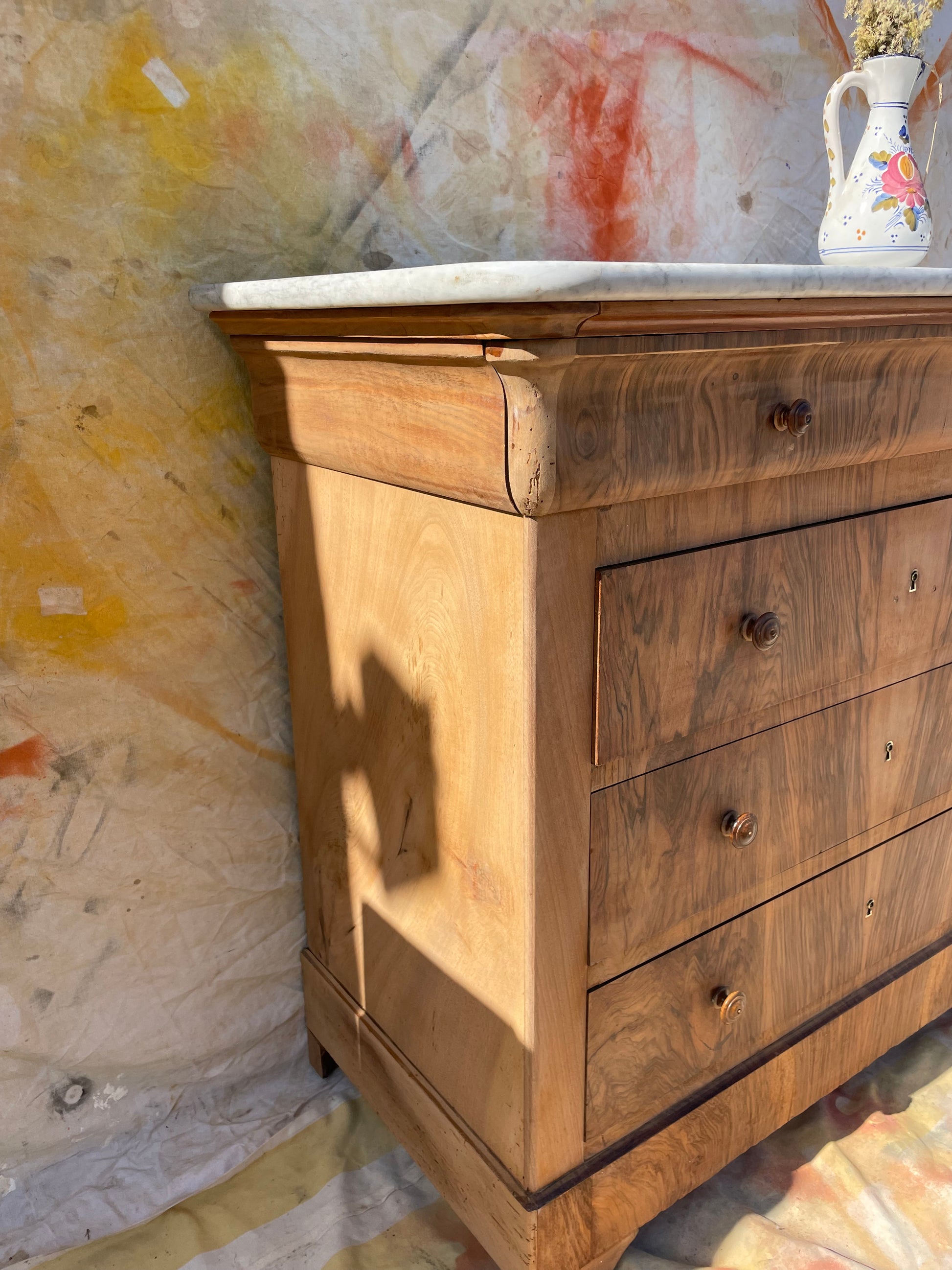 Commode en bois de noyer avec plateau en marbre avec 4 tiroirs vintage et rénovée style bohème chic