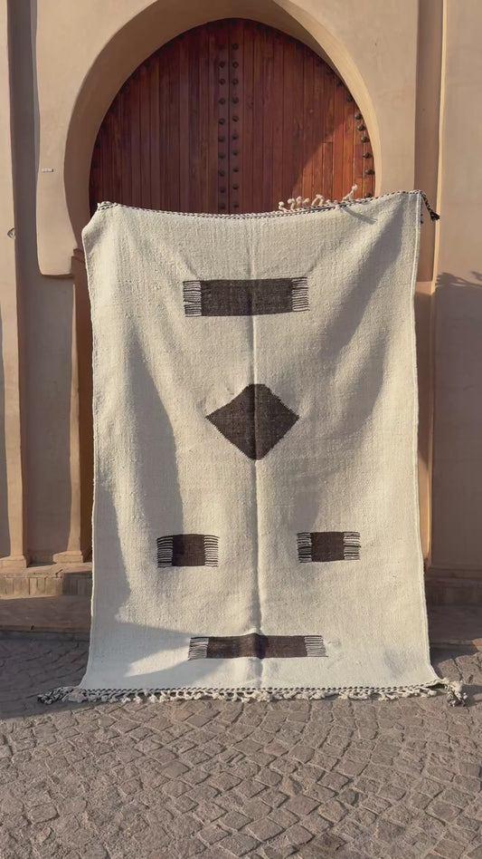 Tapis Kilim Berbère 260x160 – Laine Naturelle Écru & Noir – Pièce Unique Artisanale Maroc