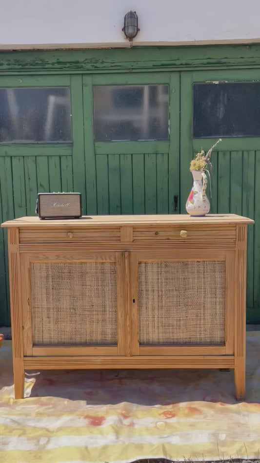 Buffet parisien bohème  en bois brut & portes en raphia tressé