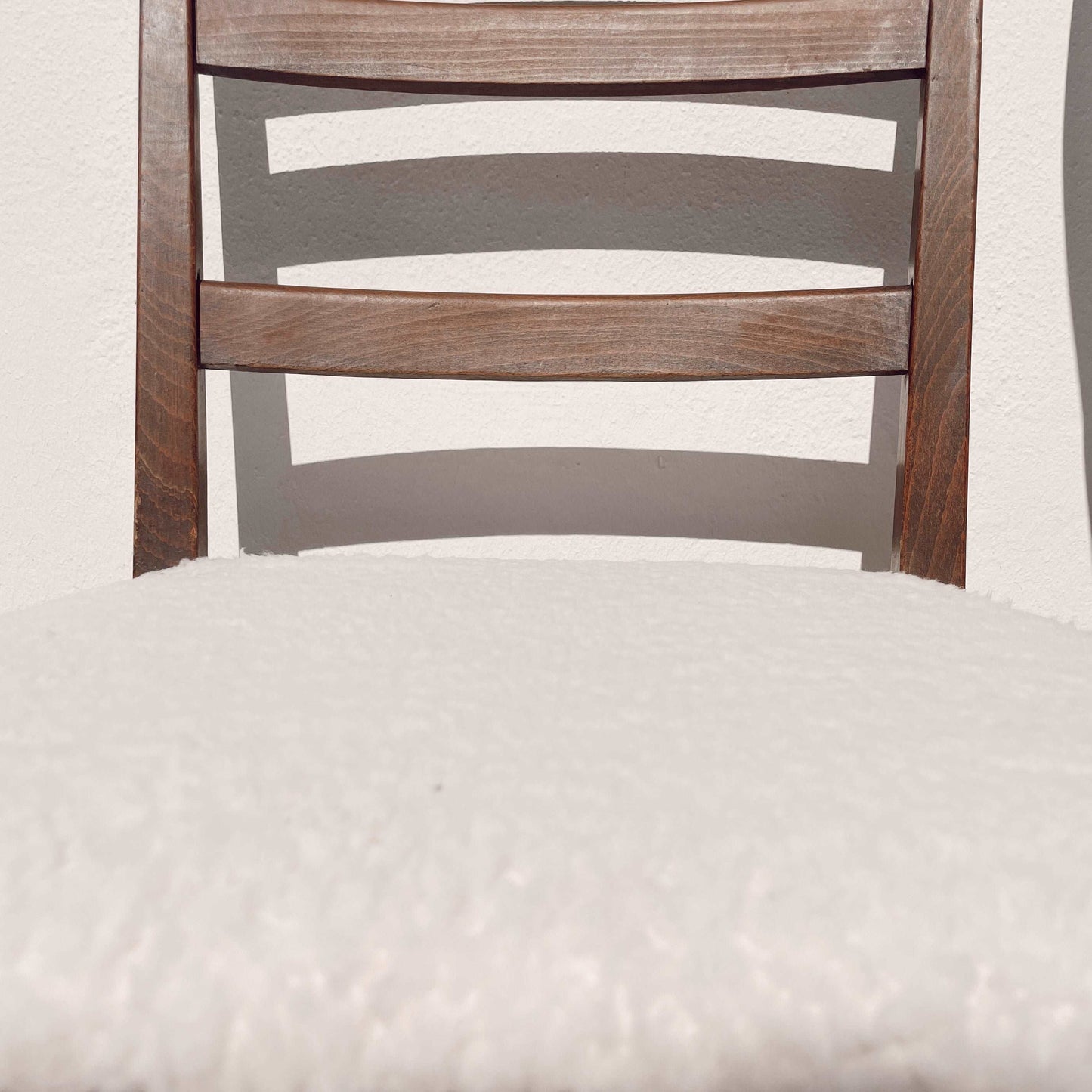 Chaise vintage bois et tissu bouclette esprit scandinave