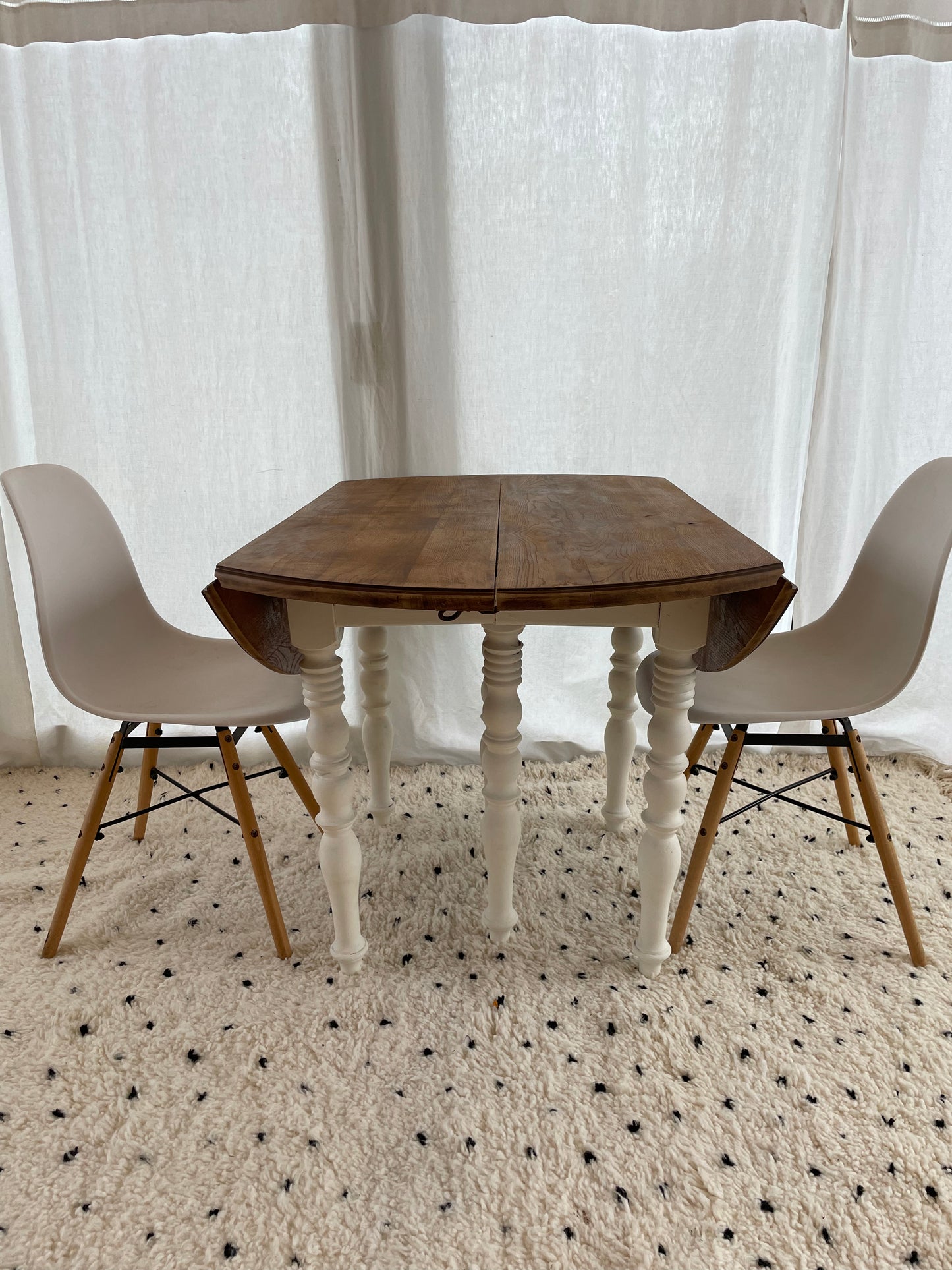 Table ronde extensible en bois brut « boho »